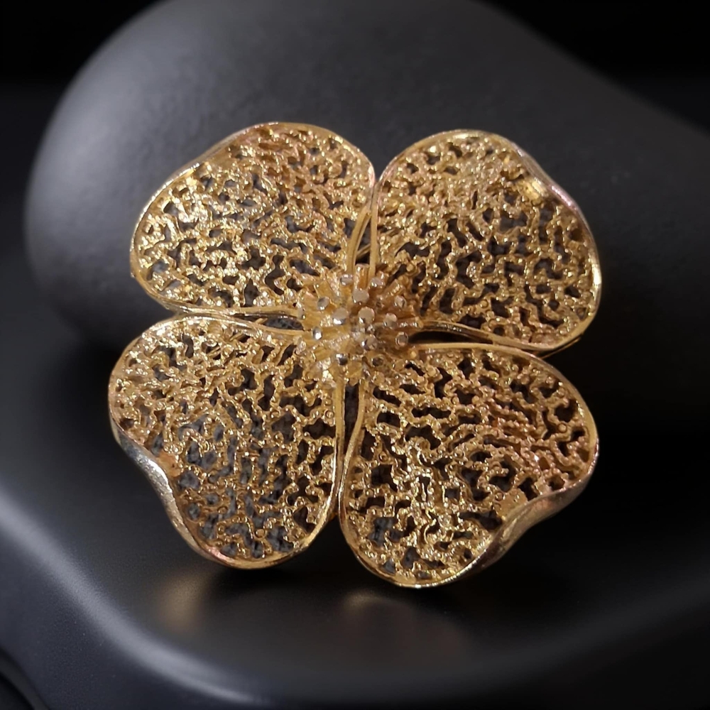 Elegant Gold Floral Brooch